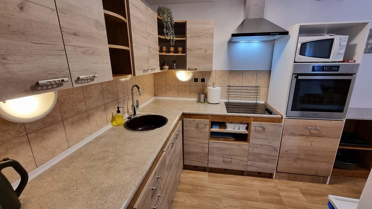 Kuchyň s troubou, mikrovlnkou a digestoří