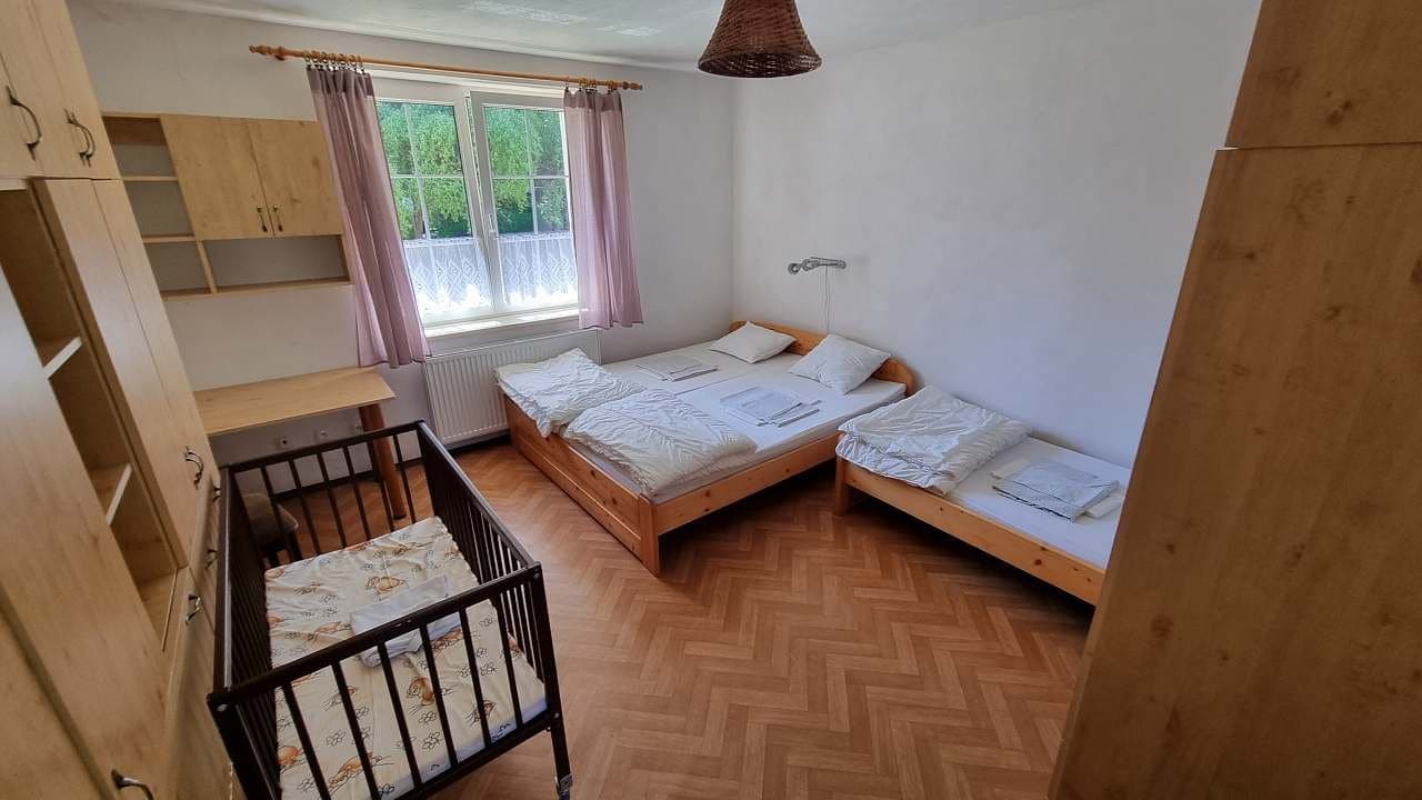 Pokoj 1 s manželskou a samostatnou postelí