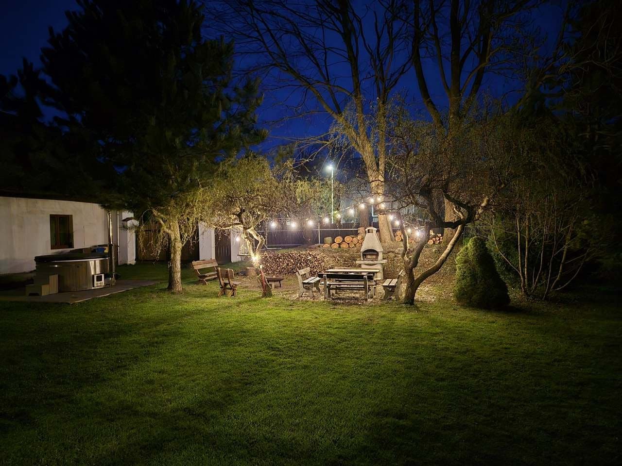 Zahrada večer: světýlka nad posezením, gril a vířivka